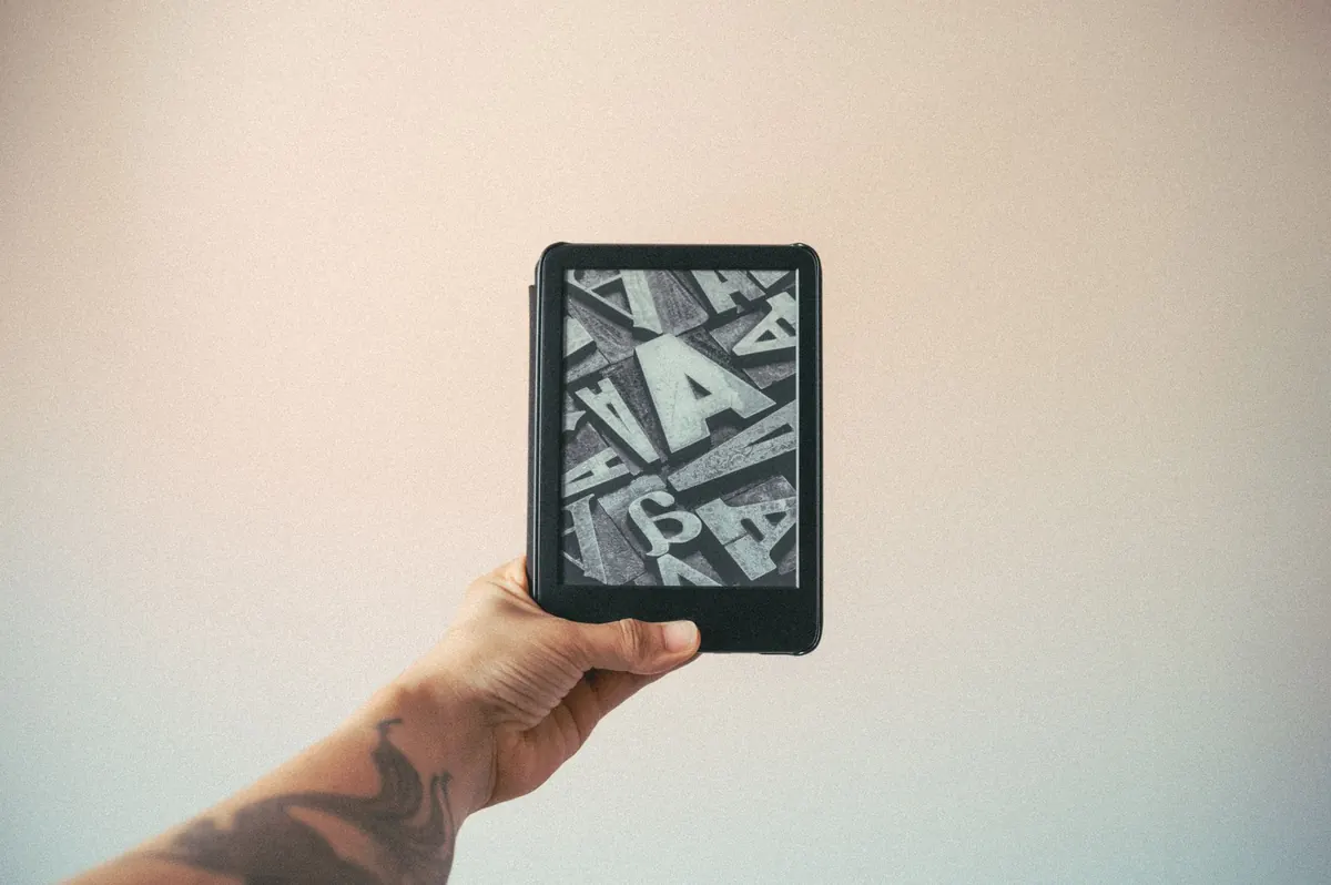 How to Choose a Kindle Case for One-Handed Reading